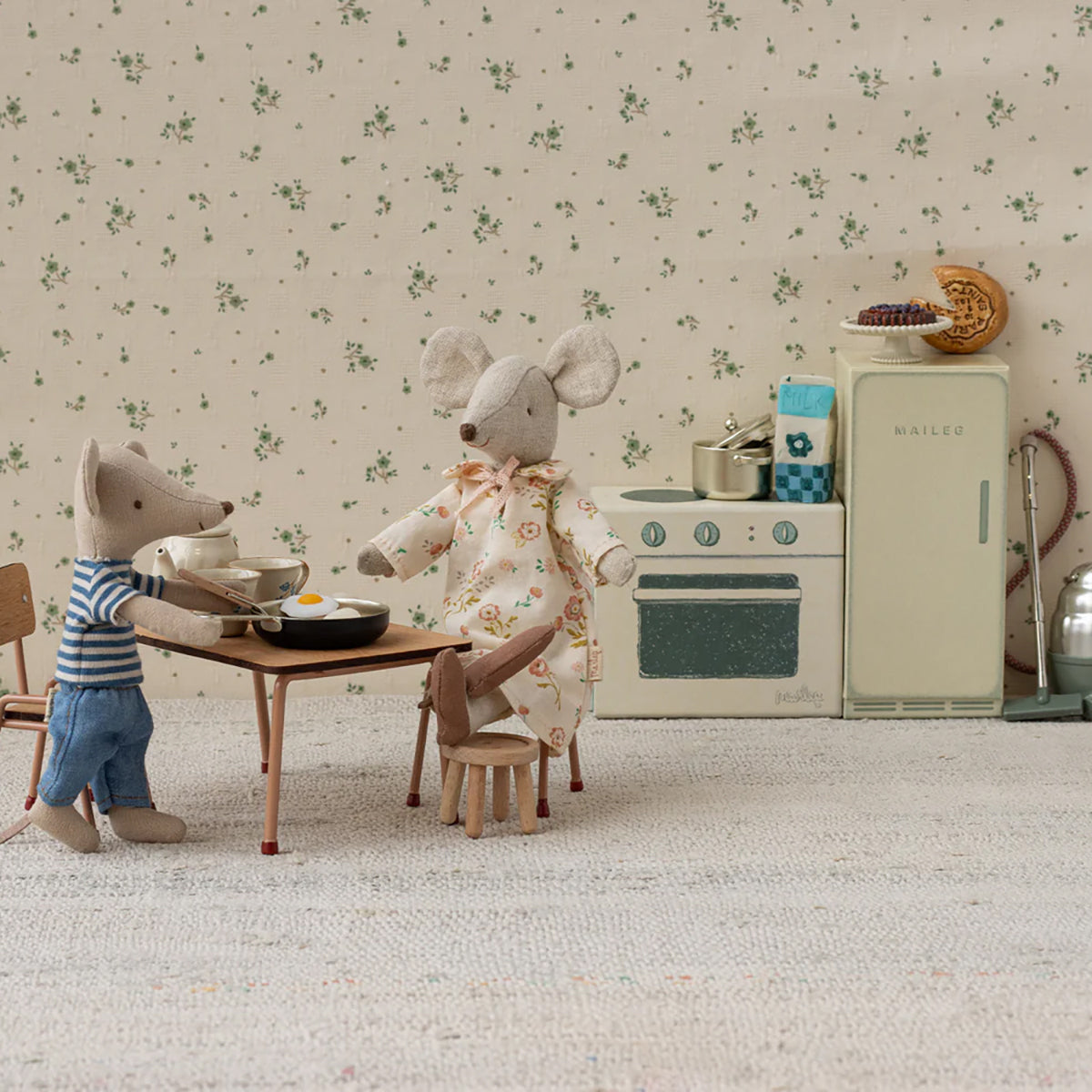 Maileg Table and Chair Set, Mouse - Dark Powder.