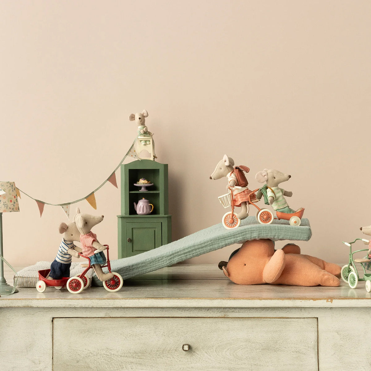 Maileg Tricycle Mouse Big Brother with Bag - Green.